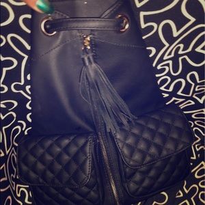 black drawstring quilted backpack w/zipper see pix